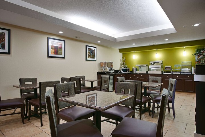Dining 19 of 24