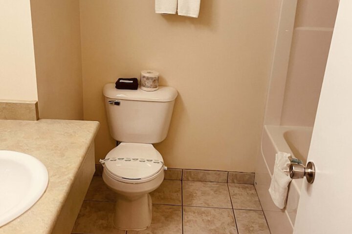 Aurora Park Inn & Suites