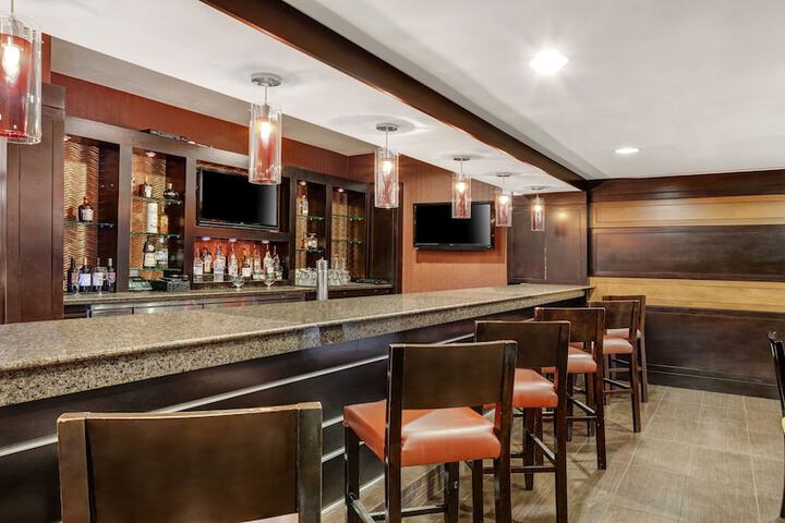 Lounge 109 of 115