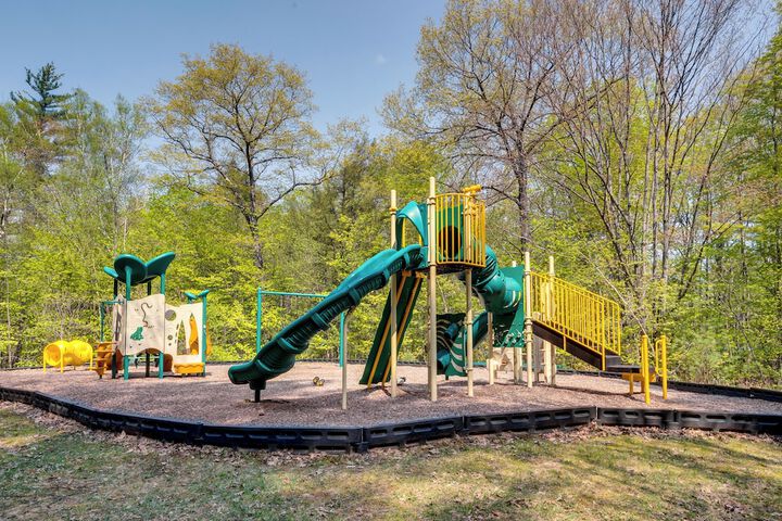 3 Mi to Story Land: All-season Family Condo