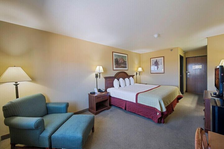 Pinedale Hotel & Suites