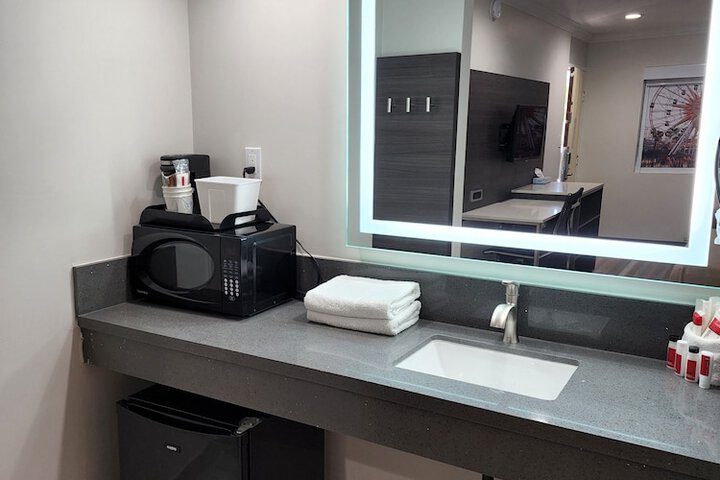 Travelodge by Wyndham Fullerton Near Anaheim