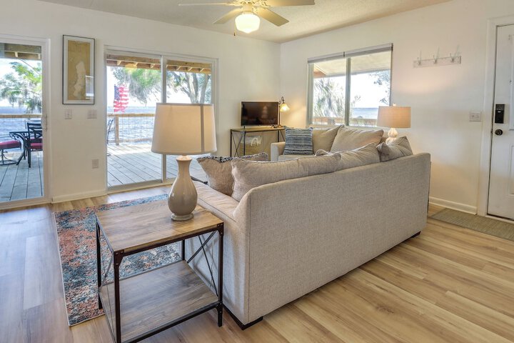 Renovated Crescent Lake Escape w / Waterfront Deck!