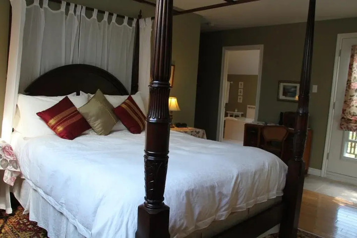 TULIPS AND THISTLE BED & BREAKFAST