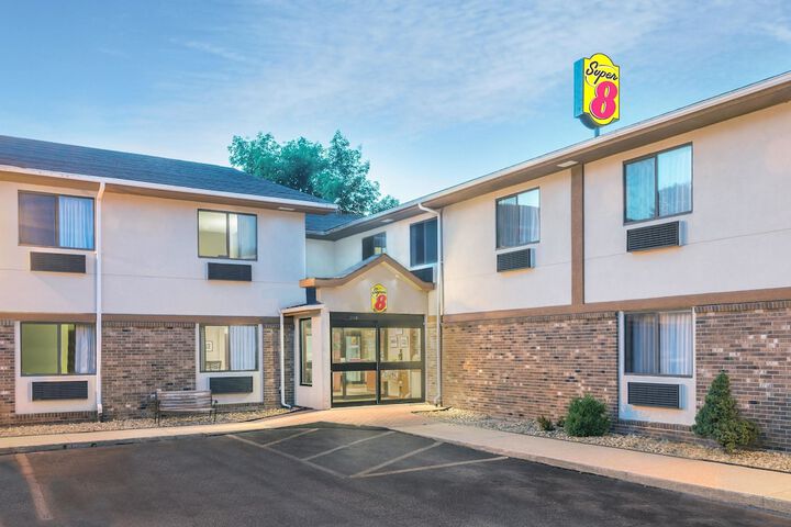 Super 8 by Wyndham Tilton / Lake Winnipesaukee