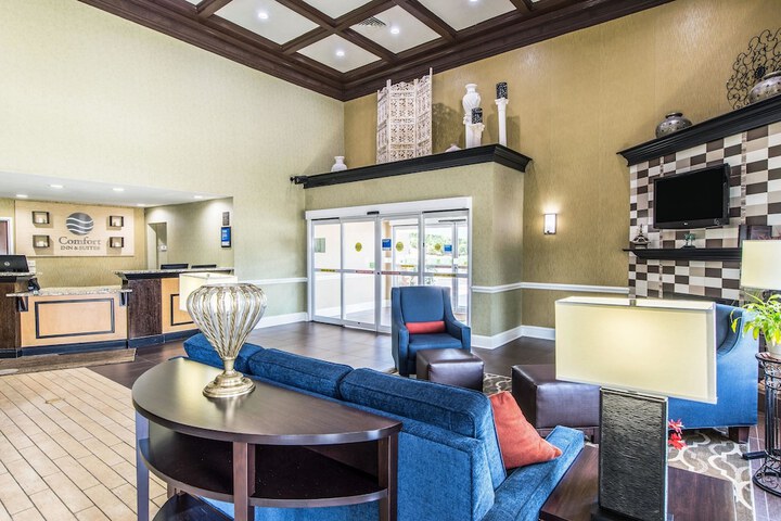 Comfort Inn & Suites Greenwood near University