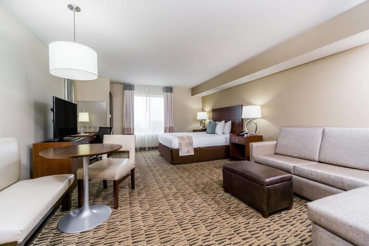 Hawthorn Suites by Wyndham Wheeling at the Highlands