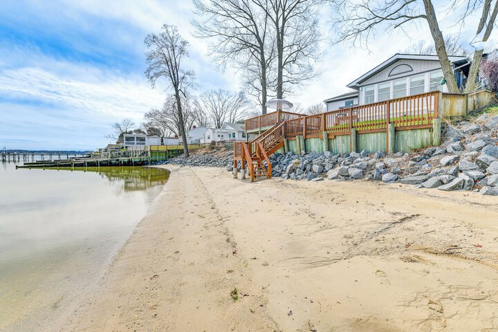 Riverfront Colonial Beach Home w / Private Beach!