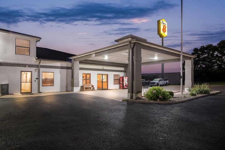 Super 8 by Wyndham Bellefontaine