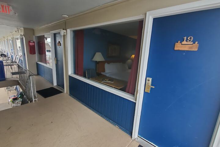 Room 28 of 33