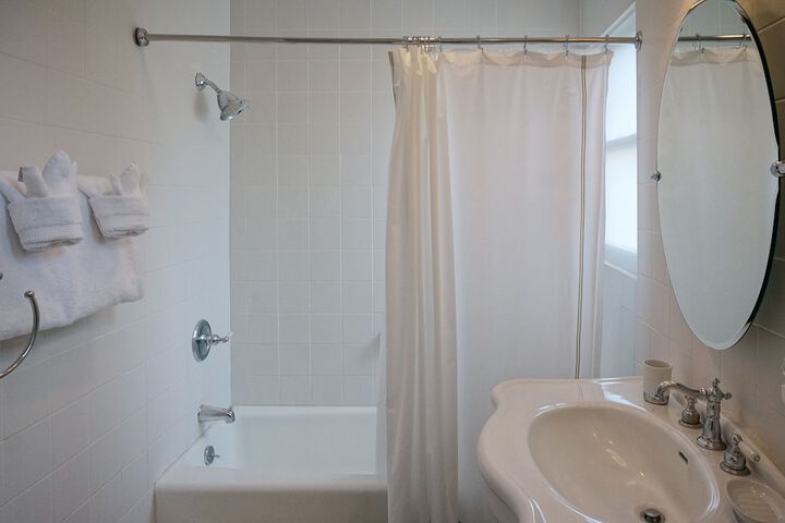 Room 73 of 158