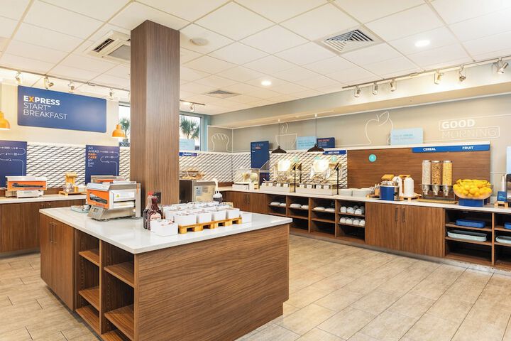 Holiday Inn Express & Suites Panama City Beach - Beachfront by IHG