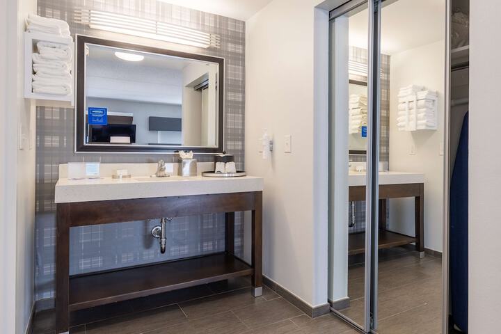 Hampton Inn & Suites Greensboro / Coliseum Area