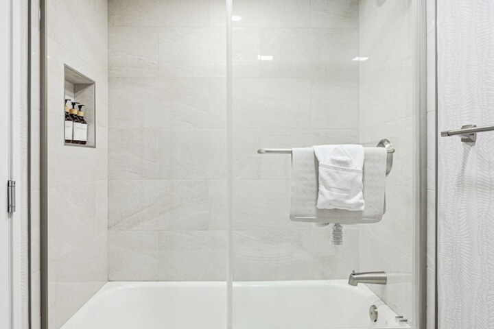 456 Embarcadero Inn & Suites