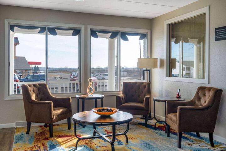 Super 8 by Wyndham Owatonna