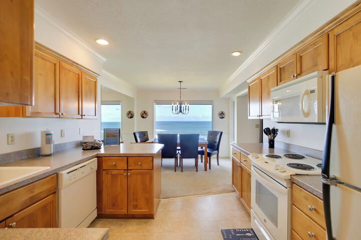 Lincoln City Vacation Rental w / Pool & Ocean Views