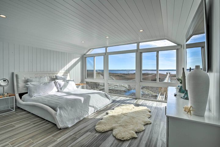 Luxurious Waterfront Home w / Private Pier & Views!