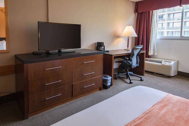 Room 9 of 16