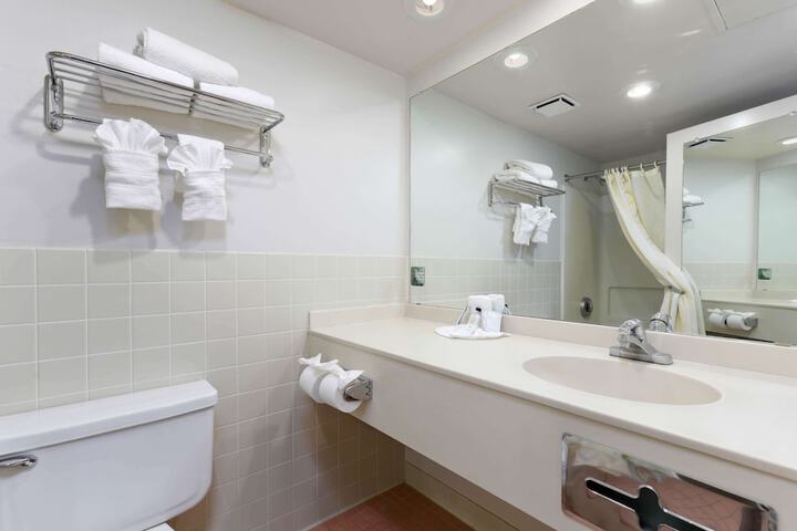 Room 32 of 47