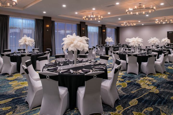 Holiday Inn & Suites Farmington Hills - Detroit NW by IHG