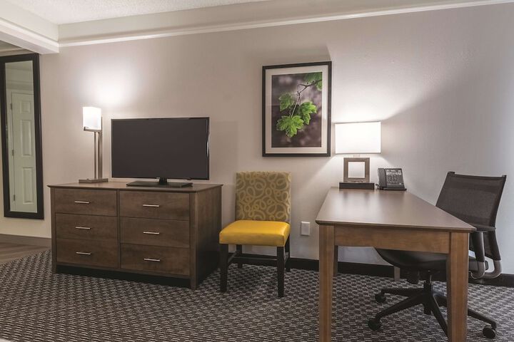La Quinta Inn & Suites by Wyndham Alexandria Airport