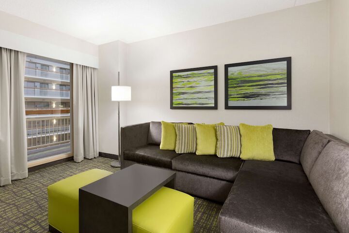 Embassy Suites by Hilton Newark Wilmington South