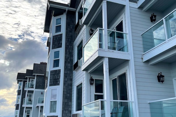 Tides Inn & Suites