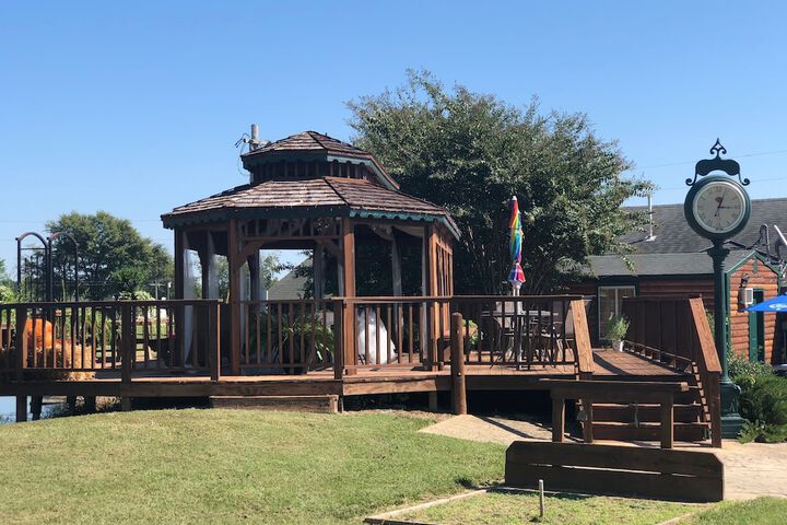 Bullwinkles Rustic Lodge