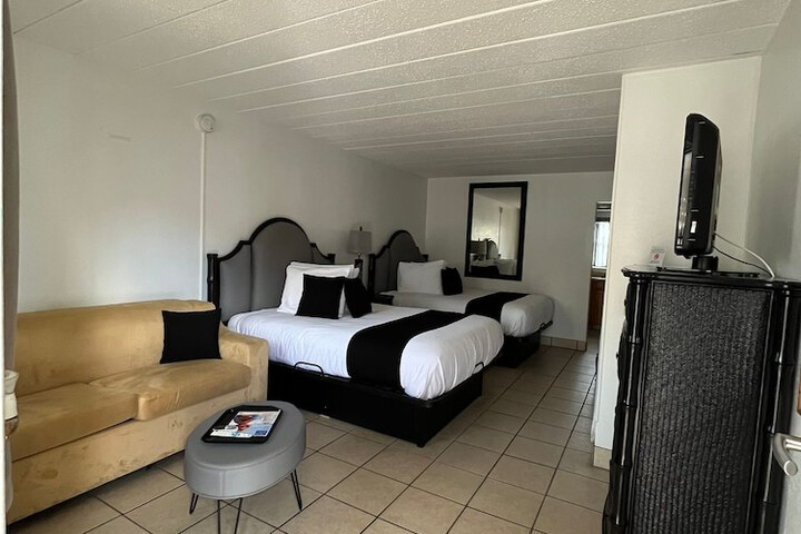 Room 43 of 170