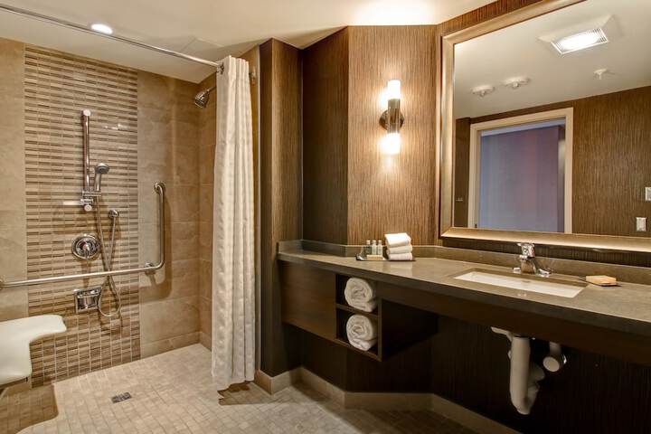 DoubleTree by Hilton Hotel West Edmonton