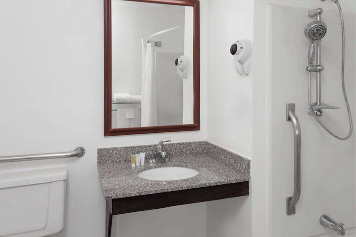 Super 8 by Wyndham Romeoville Bolingbrook