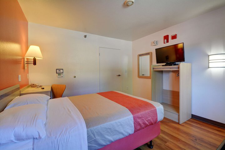 Room 13 of 27