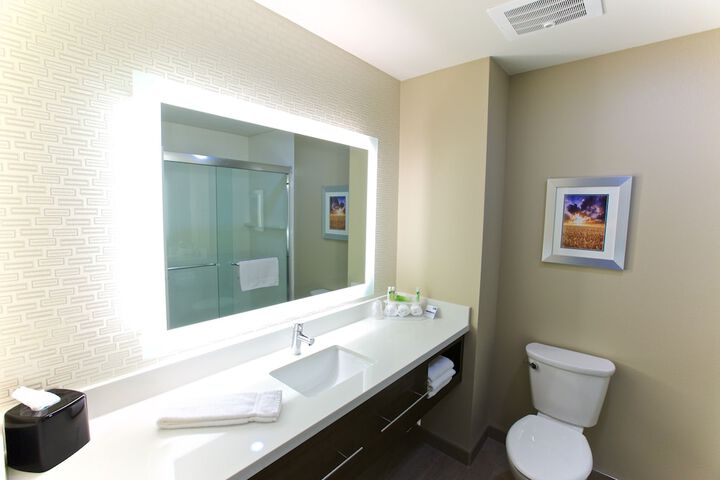 Holiday Inn Express Fargo SW - I-94 Medical Center by IHG