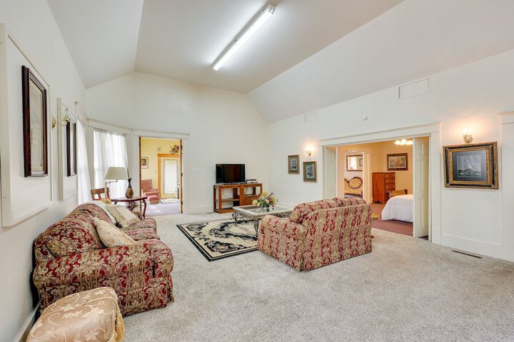 Paris Vacation Rental 15 Mi to Mount Magazine!