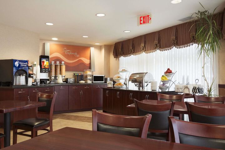 Days Inn & Suites by Wyndham Langley