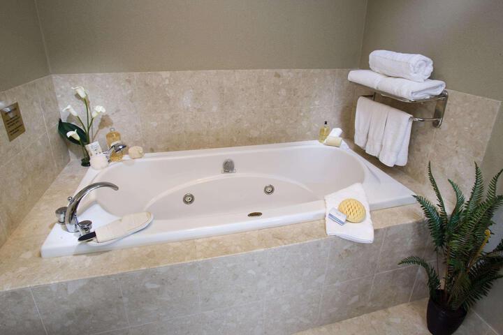 DOUBLETREE BY HILTON NORWALK