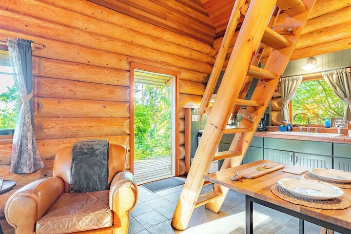 Penn Cove Overlook by Avantstay Cabin w / Views
