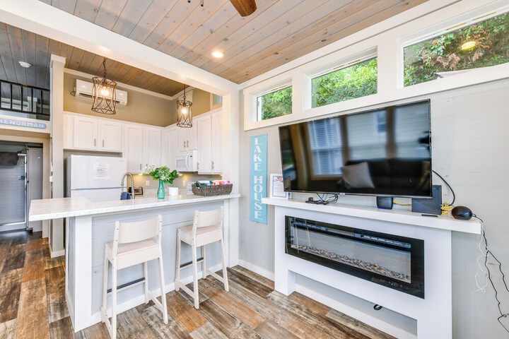Lake Norman Getaway w / Pool Access + Kayaking!