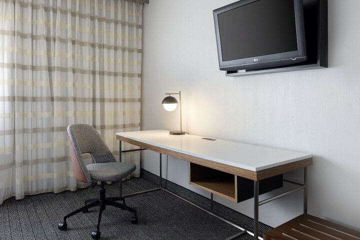 Room 28 of 65