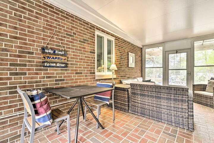 Bayfront Retreat w / Game Room + Outdoor Pool!
