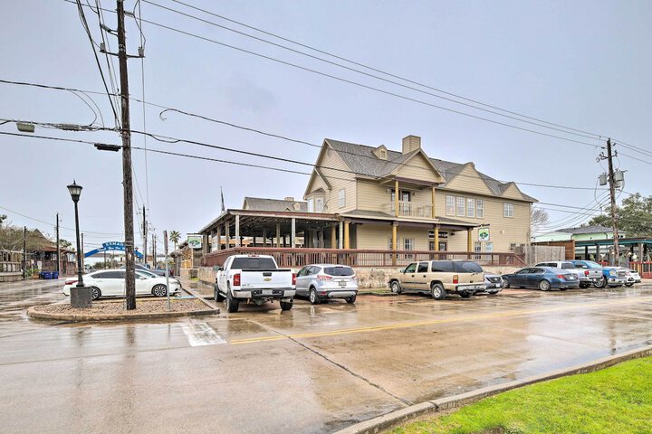 Apt w / Balconies - Steps to Kemah Boardwalk!