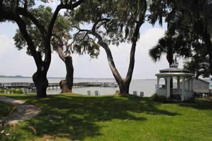 Lakeside Inn