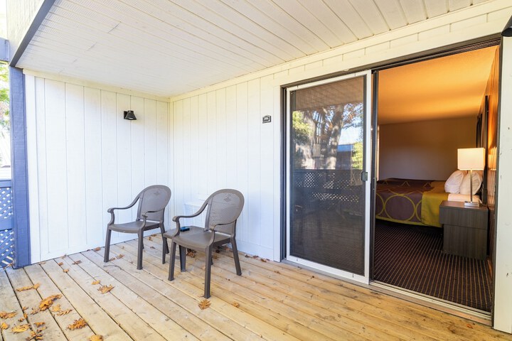 Super 8 by Wyndham Gananoque / Country Squire Resort