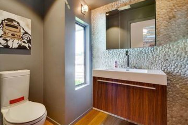 Newly remodeled Beach 2 Br condo by RedAwning