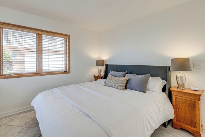 Oceanside Escape w / Stunning Views: Walk to Beach!