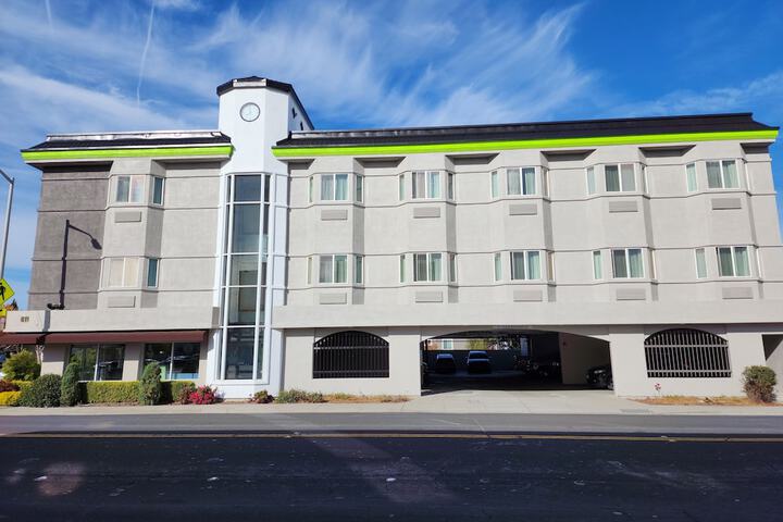 The Atrium Hotel