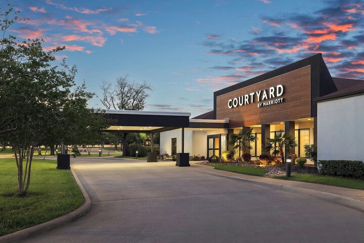 Courtyard by Marriott Dallas-Fort Worth / Bedford