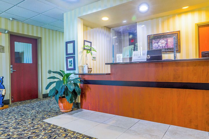 Evansville Inn & Suites by OYO