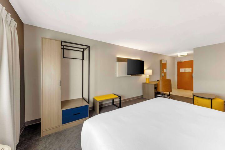 Room 32 of 40