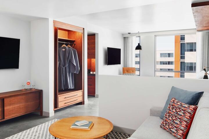 Room 27 of 48